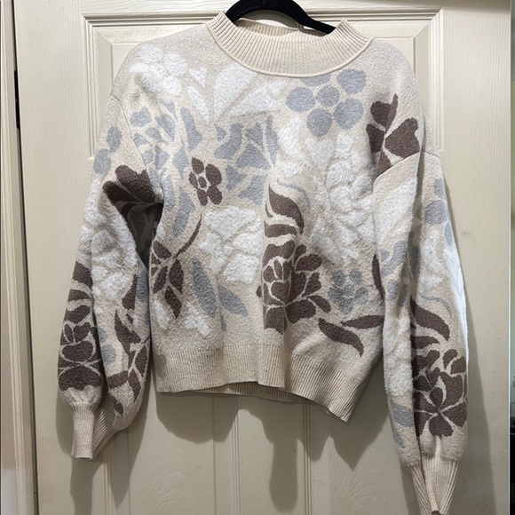 LOW START!!!! Super cozy and soft Floral sweater - Picture 2 of 4